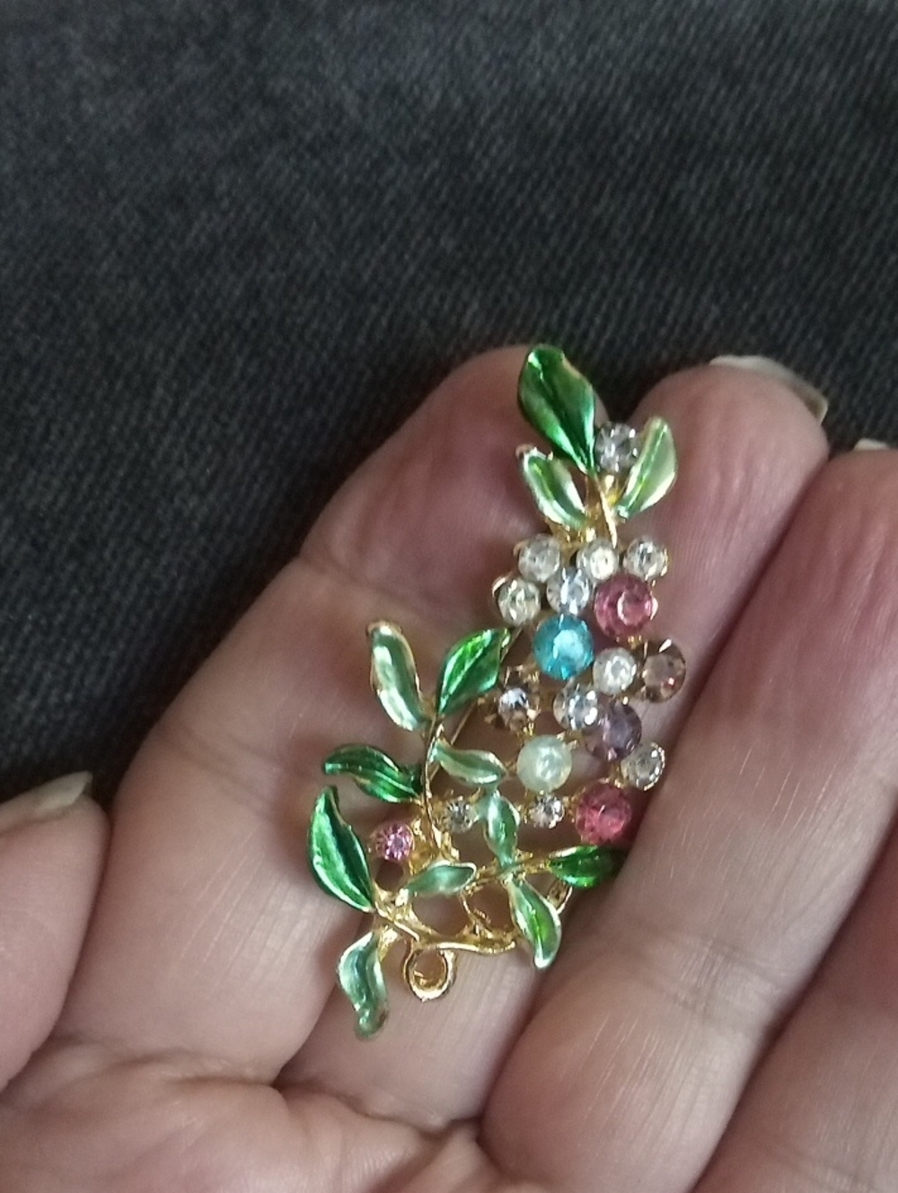 💐Gold Tone Floral Crystal Brooch with Green Enamel Leaves